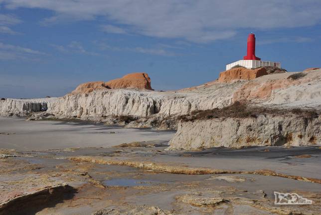 Um pequeno e vistoso farol na região de Fortim, no litoral do Ceará